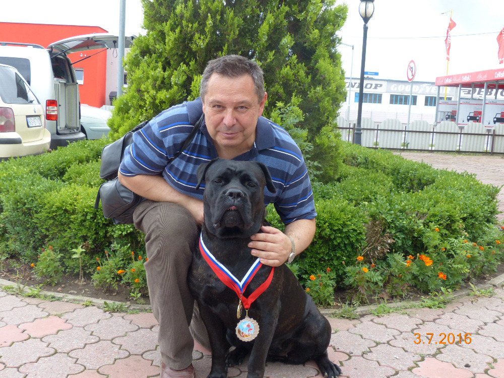 Evžen Korec a Koleta Atison se svými medailemi za vítězství třídy šampiónů (CAC) a za nejlepší dospělou fenu (CACIB) z mezinárodní výstavy ve Velké Idě, která se konala v neděli 3. 7. 2016 Evžen Korec and Koleta Atison with her medals for obtaining the CAC and the CACIB award on the International Dog Show, which was held in Velká Ida, Slovakia, on the 3rd of July 2016.